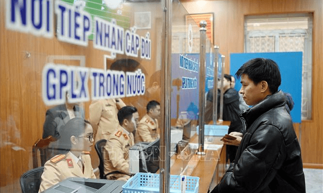 Tham gia giao thông thế nào khi đang chờ cấp, đổi giấy phép lái xe?