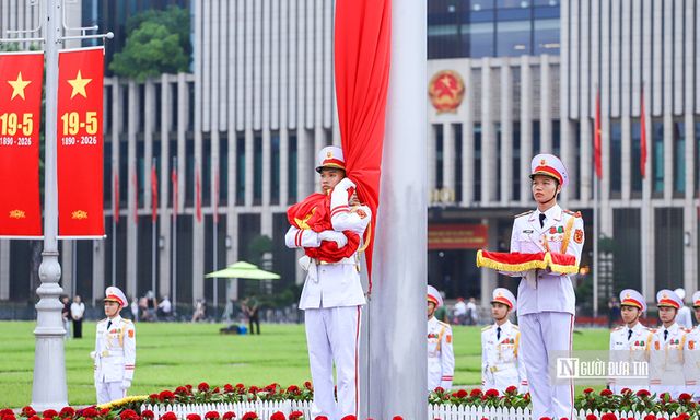 Trang nghiêm nghi lễ thượng cờ kỷ niệm 136 năm ngày sinh Chủ tịch Hồ Chí Minh
