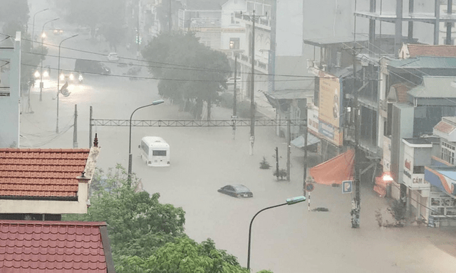Clip: Mưa lớn ở Quảng Ninh, ô tô xe máy ngập trong biển nước