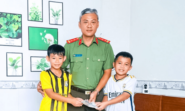 Tin tức thời sự 24h: Hai học sinh nhặt được 20 triệu đồng, trả lại người đánh rơi