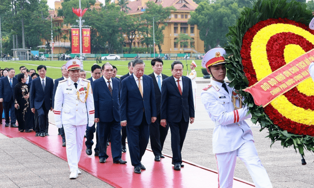 Lãnh đạo Đảng, Nhà nước vào Lăng viếng Chủ tịch Hồ Chí Minh nhân ngày 19/5