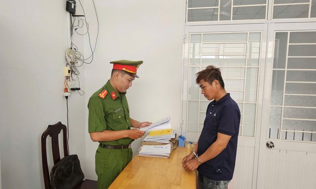 Rủ bạn nhậu vào nhà vệ sinh dùng ma túy, gã thanh niên 29 tuổi bị khởi tố