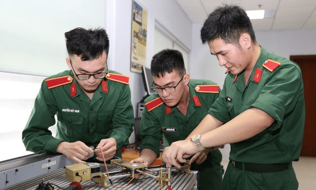 Năm 2026, xét tuyển thẳng, ưu tiên xét tuyển tại các trường Quân đội được quy định như thế nào?