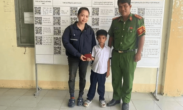 Tin tức thời sự 24h: Nhặt được ví tiền, học sinh lớp 2 lập tức mang nộp công an