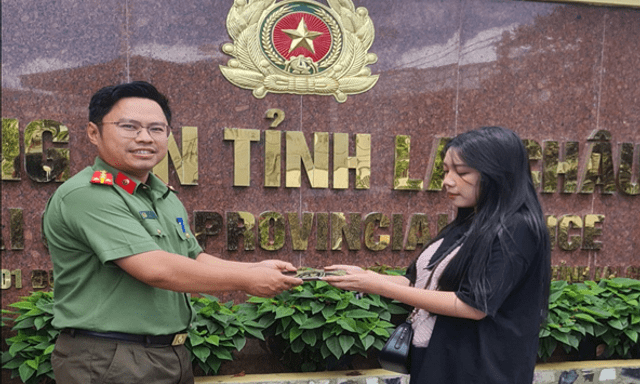Tin tức thời sự 24h: Cán bộ công an nhặt được của rơi, trả lại người bị mất