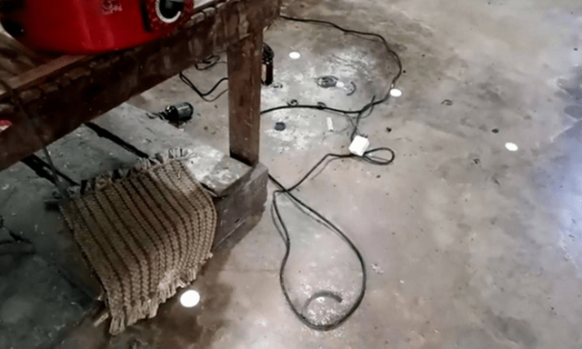 Đặt điện thoại đang sạc lên ngực, nam công nhân bị điện giật tử vong ở Thái Lan