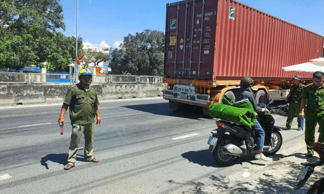 Tin tức tai nạn giao thông 24h: Xót xa nữ giáo viên trường tiểu học tử vong sau va chạm xe đầu kéo trên Quốc lộ 1