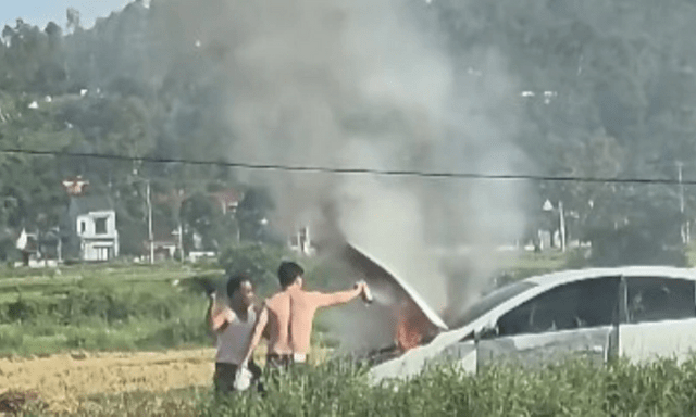Clip: Ô tô đi qua con đường phơi rơm rạ, bốc cháy dữ dội