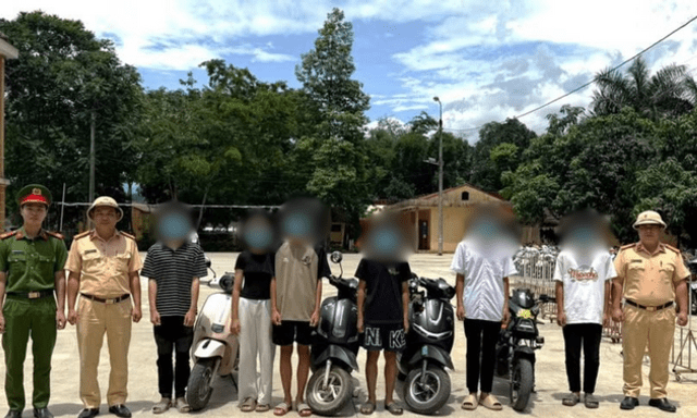 Con lạng lách, đánh võng bằng xe máy điện, 3 phụ huynh bị phạt nặng