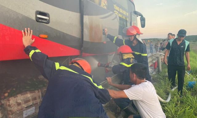 Hiện trường vụ xe khách giường nằm bất ngờ bốc cháy trên cao tốc Bắc - Nam