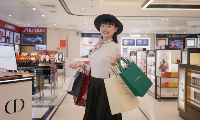 Hàng hiệu, quà tặng giới hạn, ưu đãi thanh toán: mua gì ở miễn thuế Tân Sơn Nhất hè 2026?