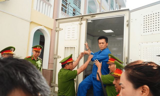 Hình ảnh Tài “đen” và đồng phạm tại phiên xét xử vụ cướp ngân hàng ở Gia Lai