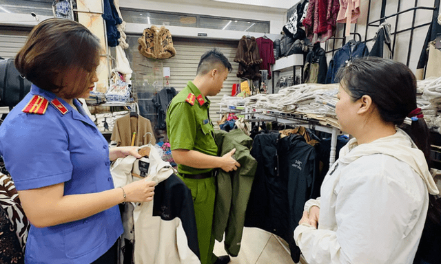 Khởi tố 2 chủ hàng buôn bán gần 2 tỷ đồng hàng giả nhãn hiệu nổi tiếng