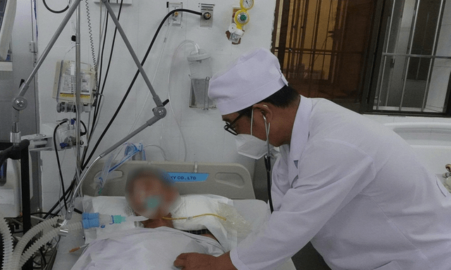 Cà Mau: 1 người tử vong, 2 người nguy kịch sau cuộc nhậu, nghi do ngộ độc rượu