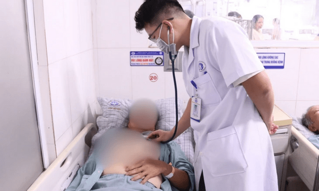 Gặt lúa ngoài đồng giữa trời nắng nóng, một người đàn ông rơi vào hôn mê sâu, suy đa tạng do sốc nhiệt