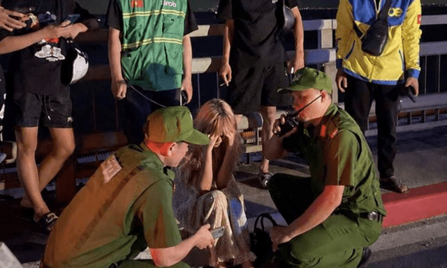 Công an Hà Nội kịp thời cứu người phụ nữ có ý định nhảy cầu Nhật Tân trong đêm