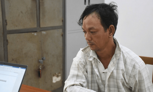 Tên cướp bịt khẩu trang, nửa đêm mang dao xông vào khách sạn gây án bị bắt