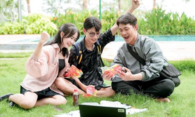 Xé nhãn sau khi giải khát: Trải nghiệm được nhiều bạn trẻ truyền tai nhau mùa hè này