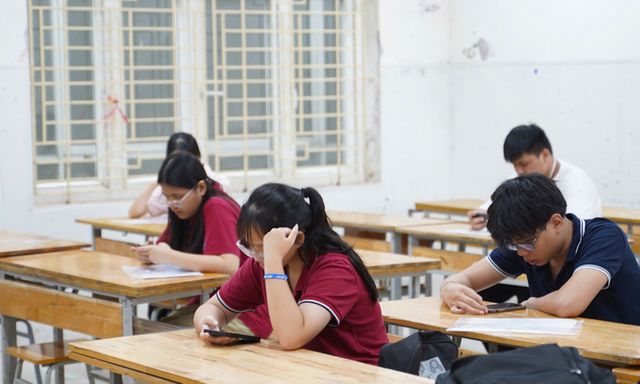 Hơn 390 thí sinh vắng mặt trong buổi thi Ngữ văn lớp 10 tại Hà Nội, 1 thí sinh mang điện thoại vào phòng thi