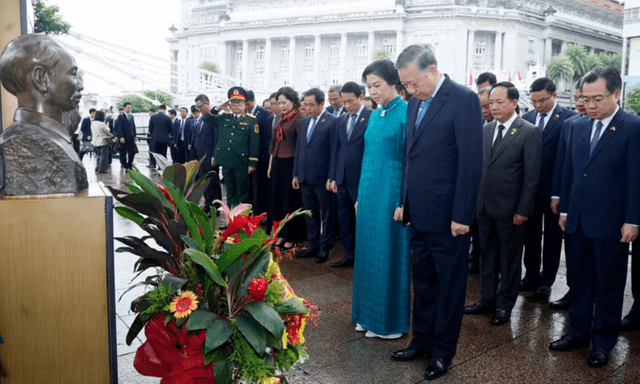 Tổng Bí thư, Chủ tịch nước dâng hoa trước tượng Chủ tịch Hồ Chí Minh tại Singapore