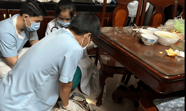 Đang ăn cơm tối cùng gia đình, cụ bà 81 tuổi bất ngờ hóc miếng thịt, ngừng tim