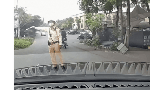 Vụ người đàn ông tự xưng thầy dạy lái ô tô, hỏi CSGT 