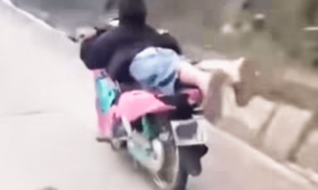 Nằm sấp trên yên xe mô tô để lái, nam thanh niên ở Lào Cai bị xử lý
