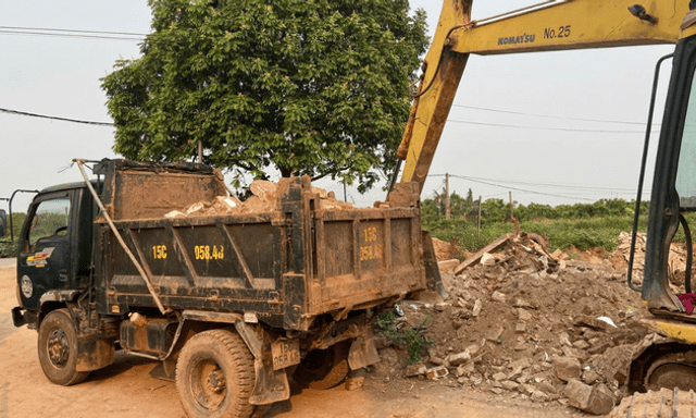 Đổ trái phép hơn 169 tấn chất thải xuống đất canh tác, người đàn ông bị khởi tố