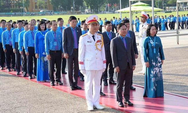 Đoàn đại biểu dự Đại hội XIV Công đoàn Việt Nam vào Lăng viếng Chủ tịch Hồ Chí Minh