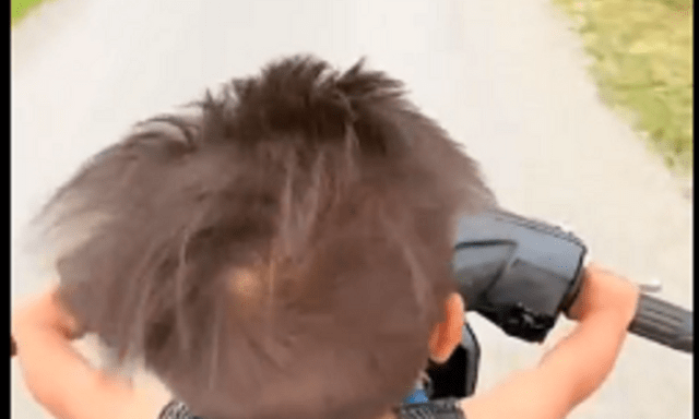 Hết hồn với clip câu view phản cảm: Chú 19 tuổi để cháu 18 tháng tuổi cầm lái xe máy rồi buông 2 tay quay clip 