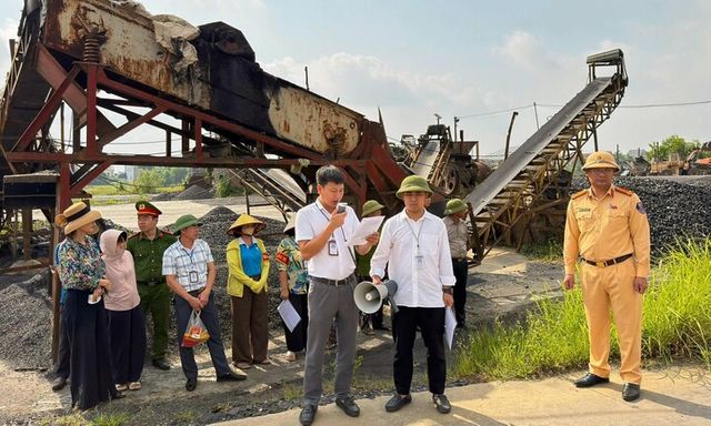 Hà Nội cưỡng chế, rào chắn 6 bến vật liệu xây dựng không phép ven sông