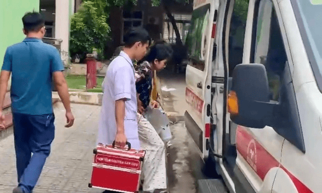 Nữ sinh ở Thanh Hóa vừa mổ ruột thừa, được bệnh viện bố trí xe cứu thương đưa đi thi lớp 10