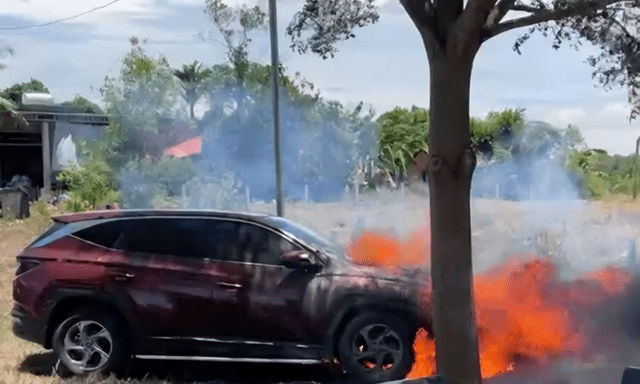 Hiện trường ô tô Hyundai Tucson bốc cháy ngùn ngụt khi đang đỗ bên đường ở Quảng Trị