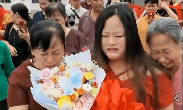 Bỏ trốn vì vỡ chai sữa tắm, bé gái mất tích 22 năm: Gia đình khóc ngất khi biết chân tướng