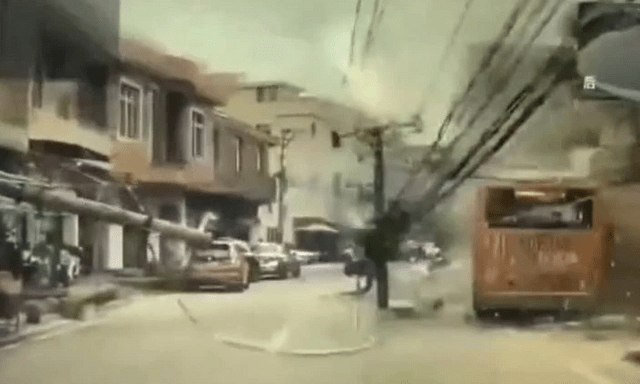 Clip: Tài xế ngủ gật, xe buýt lao thẳng vào cột điện, tia lửa bắn tung tóe