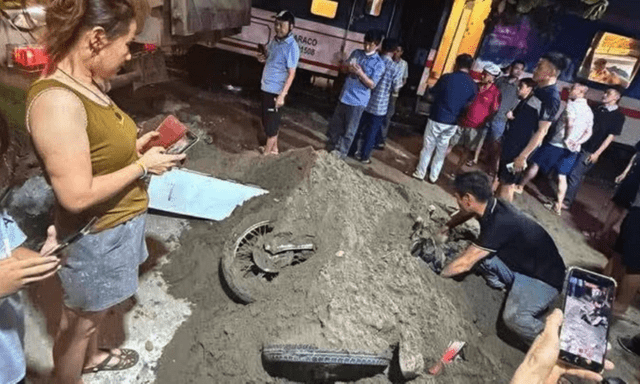 Hiện trường 4 xe máy bị vùi lấp trong cát sau khi tàu hỏa tông ô tô tải ở Hà Nội