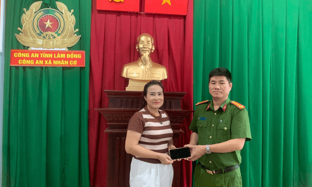 Tin tức thời sự 24h: Cán bộ Công an xã nhặt được tài sản, trả người đánh mất