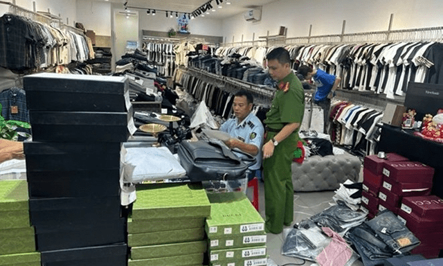 Lời khai của 2 chủ kho hàng quần áo, giày dép, túi xách giả mạo thương hiệu nổi tiếng vừa bị khởi tố