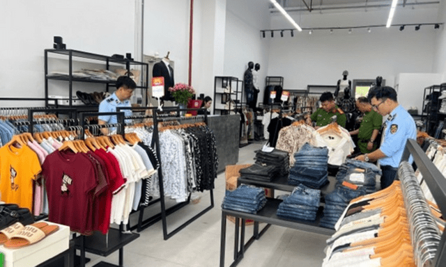 Phát hiện 2 cơ sở bán quần áo giả nhãn hiệu Lacoste, Adidas ở Hưng Yên