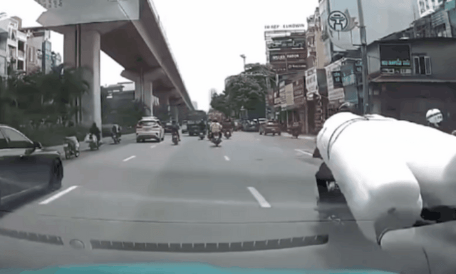 Công an thông tin về vụ tai nạn do hàng cồng kềnh đẩy cô gái đi xe máy vào gầm ôtô