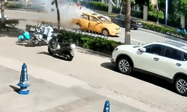 Clip: Kinh hoàng cảnh ô tô phát nổ trên đường, mảnh vỡ bay tứ tung