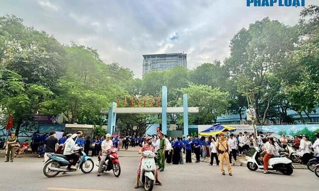Kỳ thi tốt nghiệp THPT 2026 tại Hà Nội: Ấm lòng hình ảnh lực lượng chức năng và áo xanh tình nguyện đồng hành cùng sĩ tử