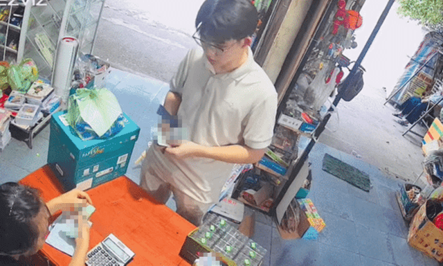 Khách nước ngoài trả thừa gần 8 triệu đồng, nữ chủ quán ở TP.HCM có hành động đẹp