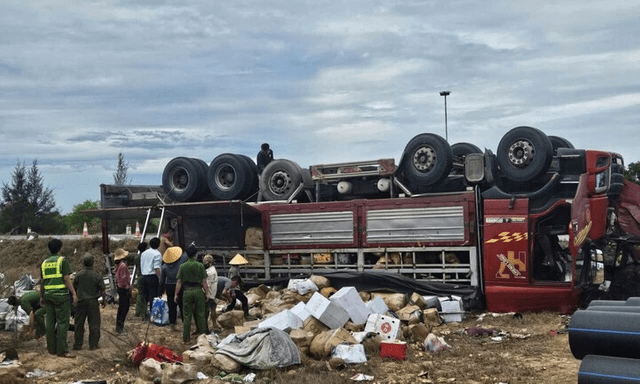 Tin tức giao thông 24h: Xót xa bé 9 tuổi tử vong khi xe tải chở hoa quả lật trên quốc lộ 1