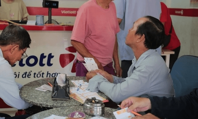 Tin thị trường 24h: Vietlott tìm được tấm vé trúng độc đắc gần 24 tỷ đồng, đổi khung giờ điện cao điểm không ảnh hưởng đến hộ gia đình
