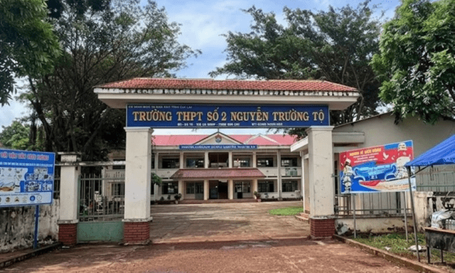 Nam sinh ở Gia Lai dùng điện thoại chụp đề Vật lý, định đưa lên ChatGPT tìm lời giải