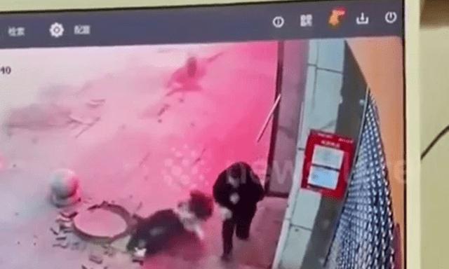 Ném pháo xuống cống, bé gái 12 tuổi bị thổi văng lên 10m: Camera ghi lại toàn bộ sự việc