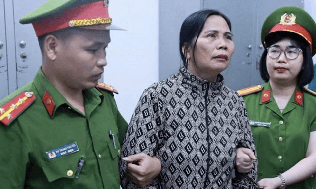 Ngăn cản thi công sân golf, người phụ nữ bị tạm giữ vì ném dao vào máy xúc