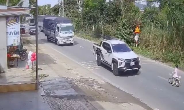 Thót tim cảnh bé gái đạp xe lao ra đường khiến nhiều tài xế phanh gấp