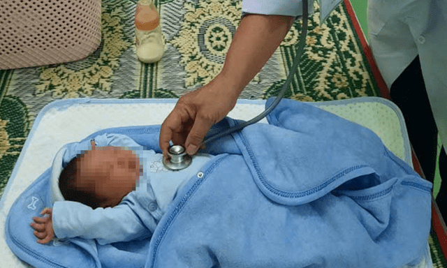 Thương tâm: Bé gái bị bỏ rơi và tờ giấy viết tay của người mẹ 